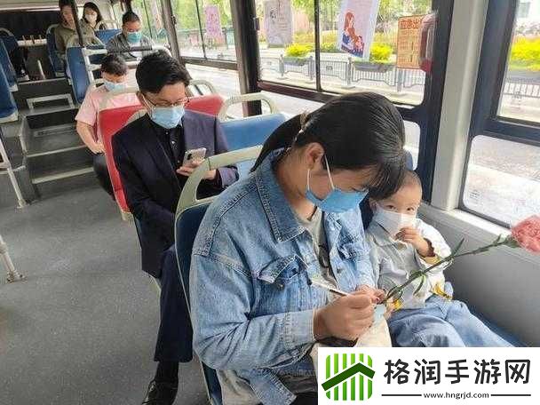 公交车上妈妈当众与我进行不可描述之事