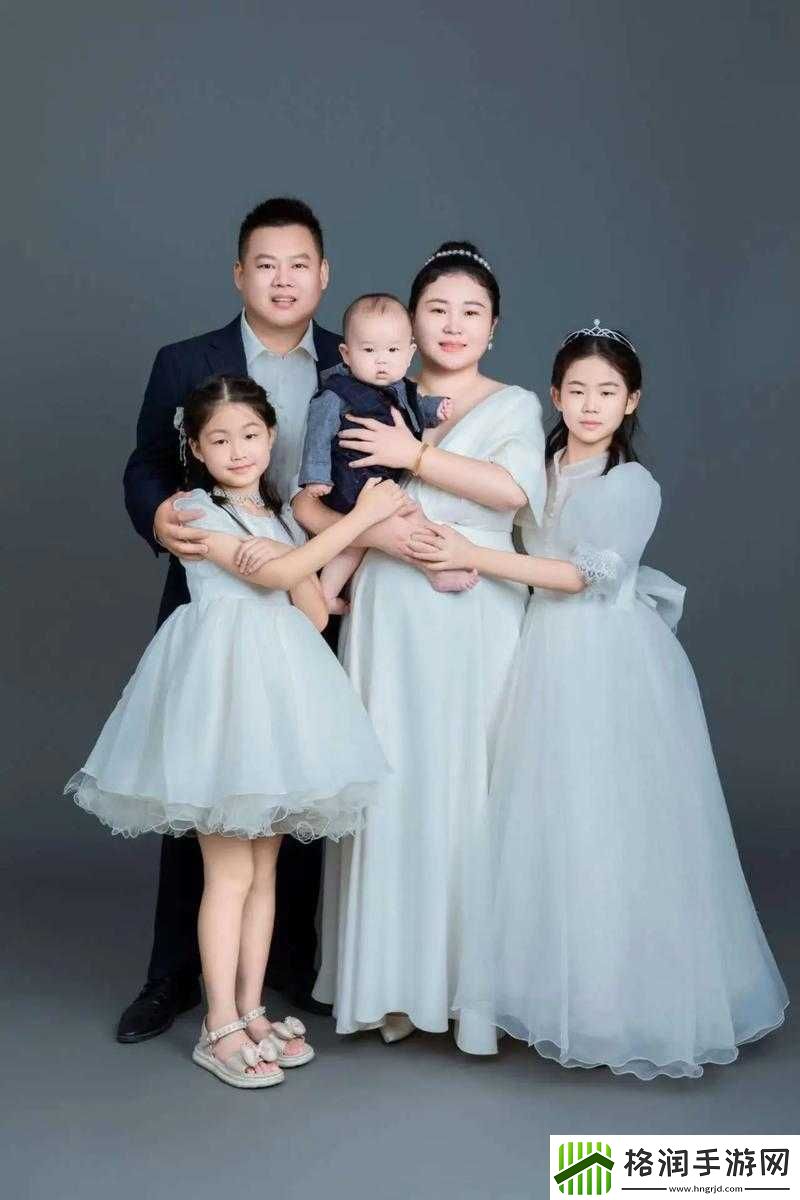 父母儿女一家狂欢乐温馨永相伴