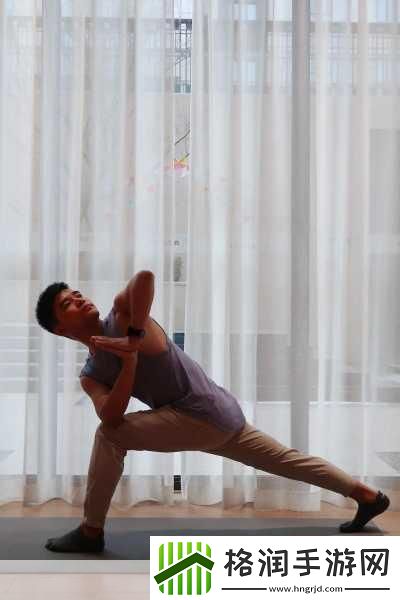 男瑜伽老师辅助肢体接触注意