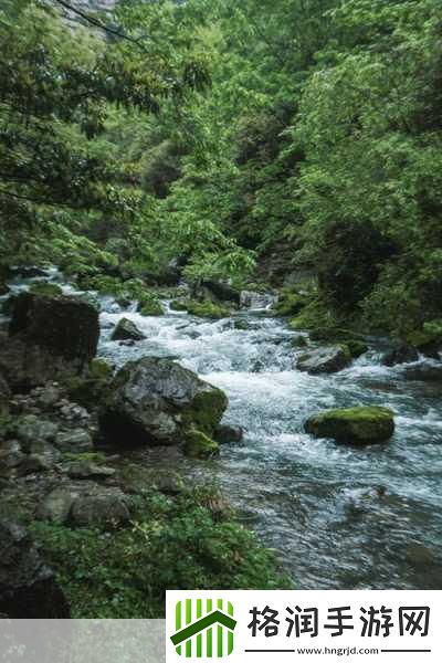 两峰夹小溪地湿又无泥诗小说1.两峰之间的静谧溪流