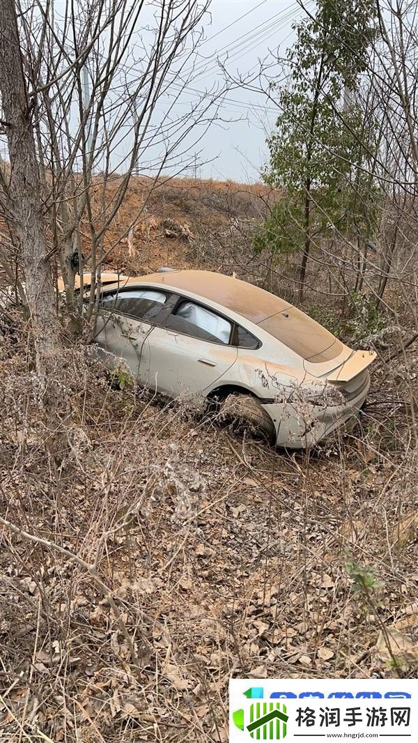 小米SU7遭遇路面异物失控翻滚