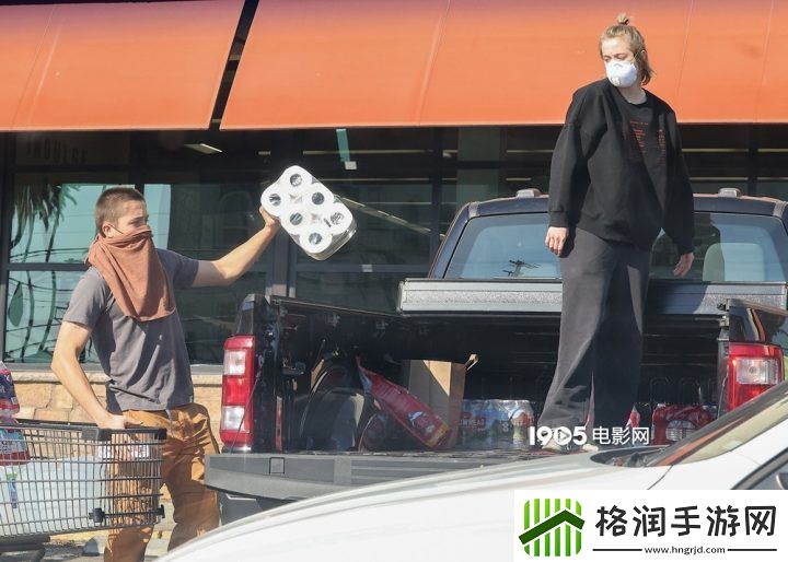 朱莉购物支援山火受灾居民