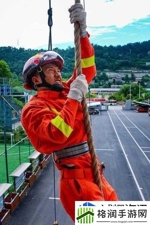 五个消防员帮忙取电动棒