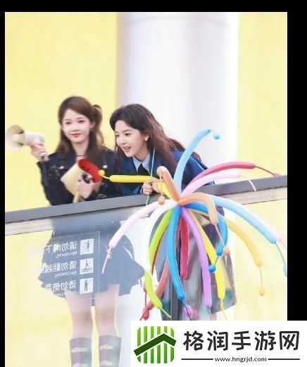 白敬亭章若楠录制节目合作比心