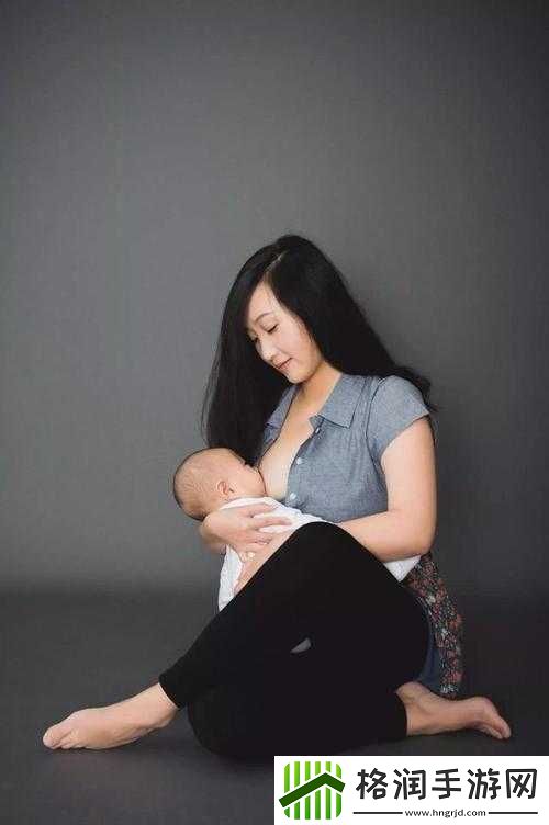 哺乳期女性一边喂奶一边敷面膜