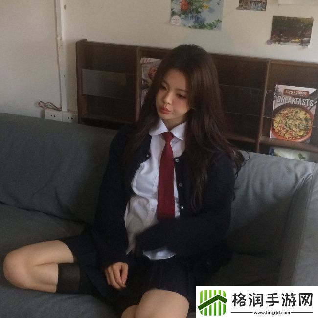 杨超越穿校服披卷发与花合影人比花娇