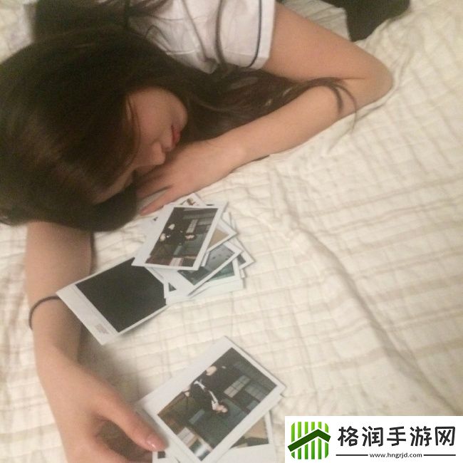 杨超越穿校服披卷发与花合影人比花娇