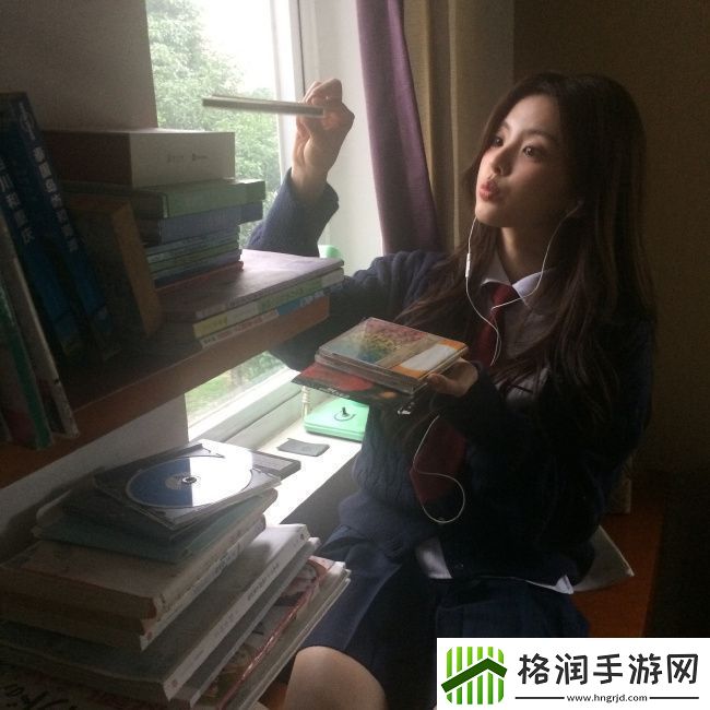 杨超越穿校服披卷发与花合影人比花娇