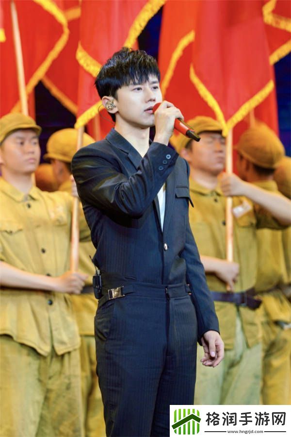 张杰参加英雄儿女文艺晚会独唱微笑着胜利致敬英烈