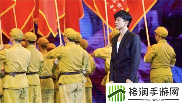 张杰参加英雄儿女文艺晚会独唱微笑着胜利致敬英烈
