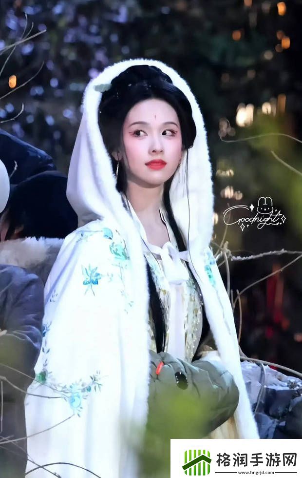 陈都灵佩戴斗篷表演琵琶引发清冷感