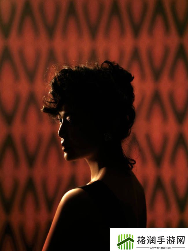 辛芷蕾穿古董高定裙韵味十足表情冷艳风情万种