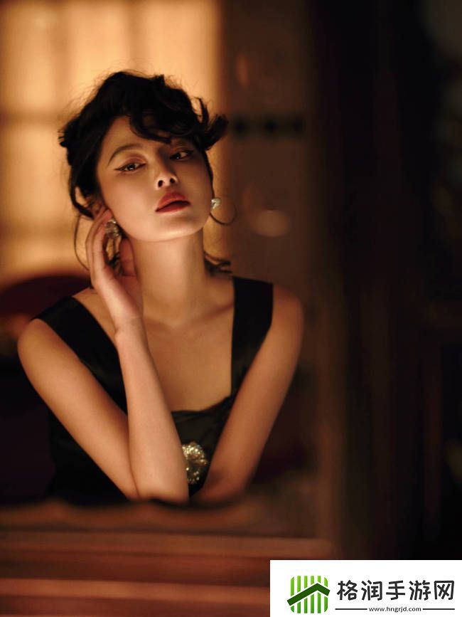 辛芷蕾穿古董高定裙韵味十足表情冷艳风情万种