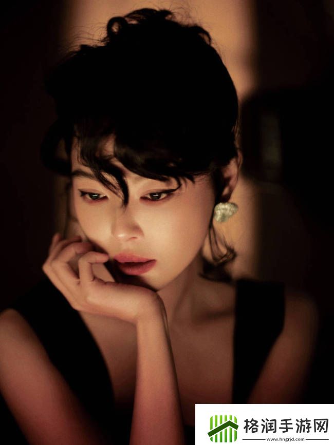 辛芷蕾穿古董高定裙韵味十足表情冷艳风情万种