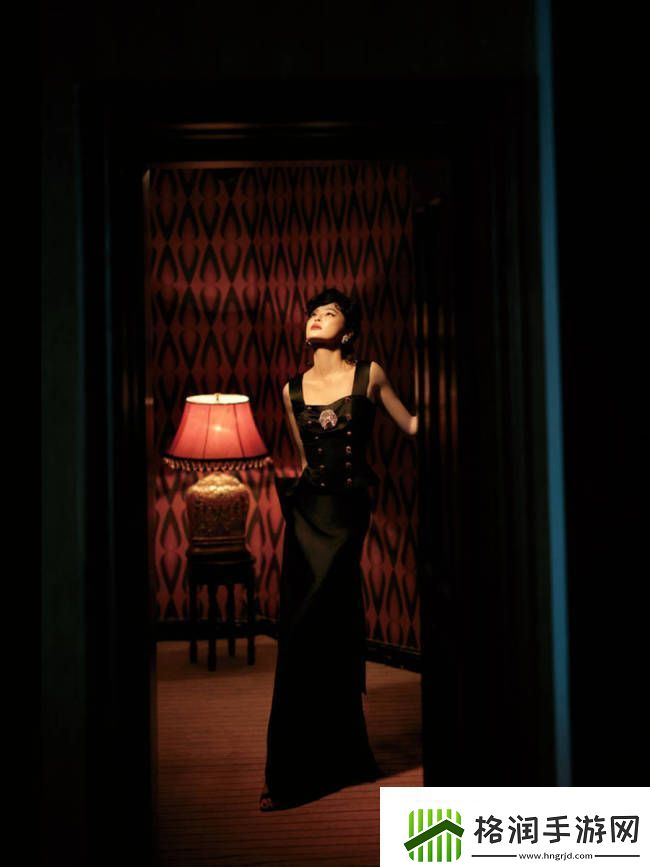 辛芷蕾穿古董高定裙韵味十足表情冷艳风情万种