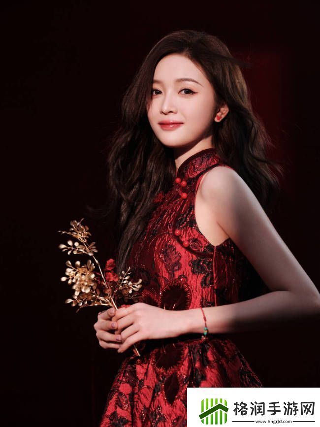 吴宣仪元宵晚会造型释出穿红色露背裙明艳动人