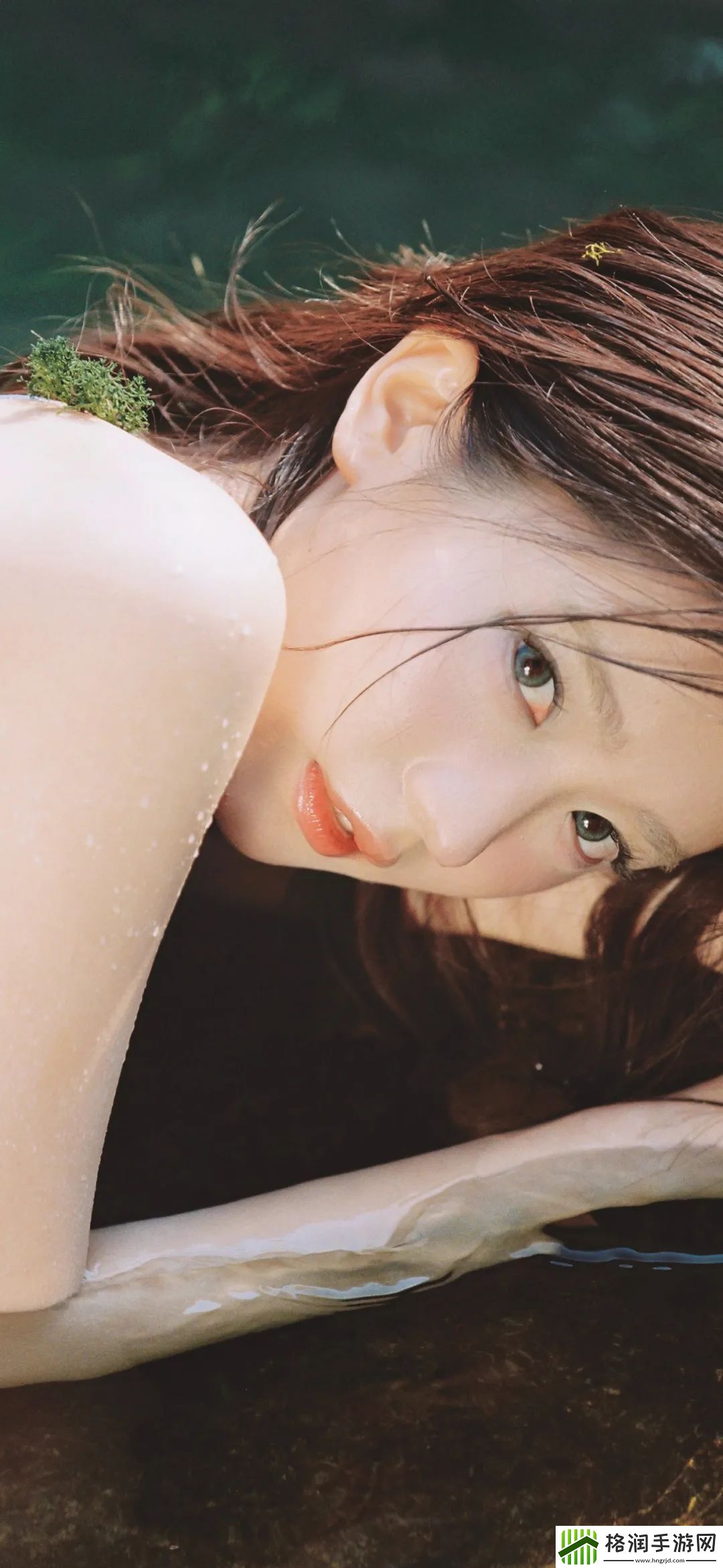 宝宝扶着水池乖乖让爸爸洗头