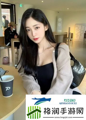 妈妈低着头在厨房做饭